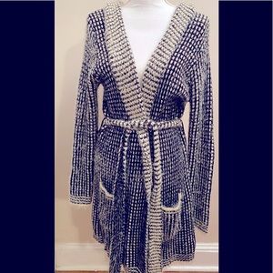 💕Auth💕Cyrus black and white fuzzy sweater
Size L